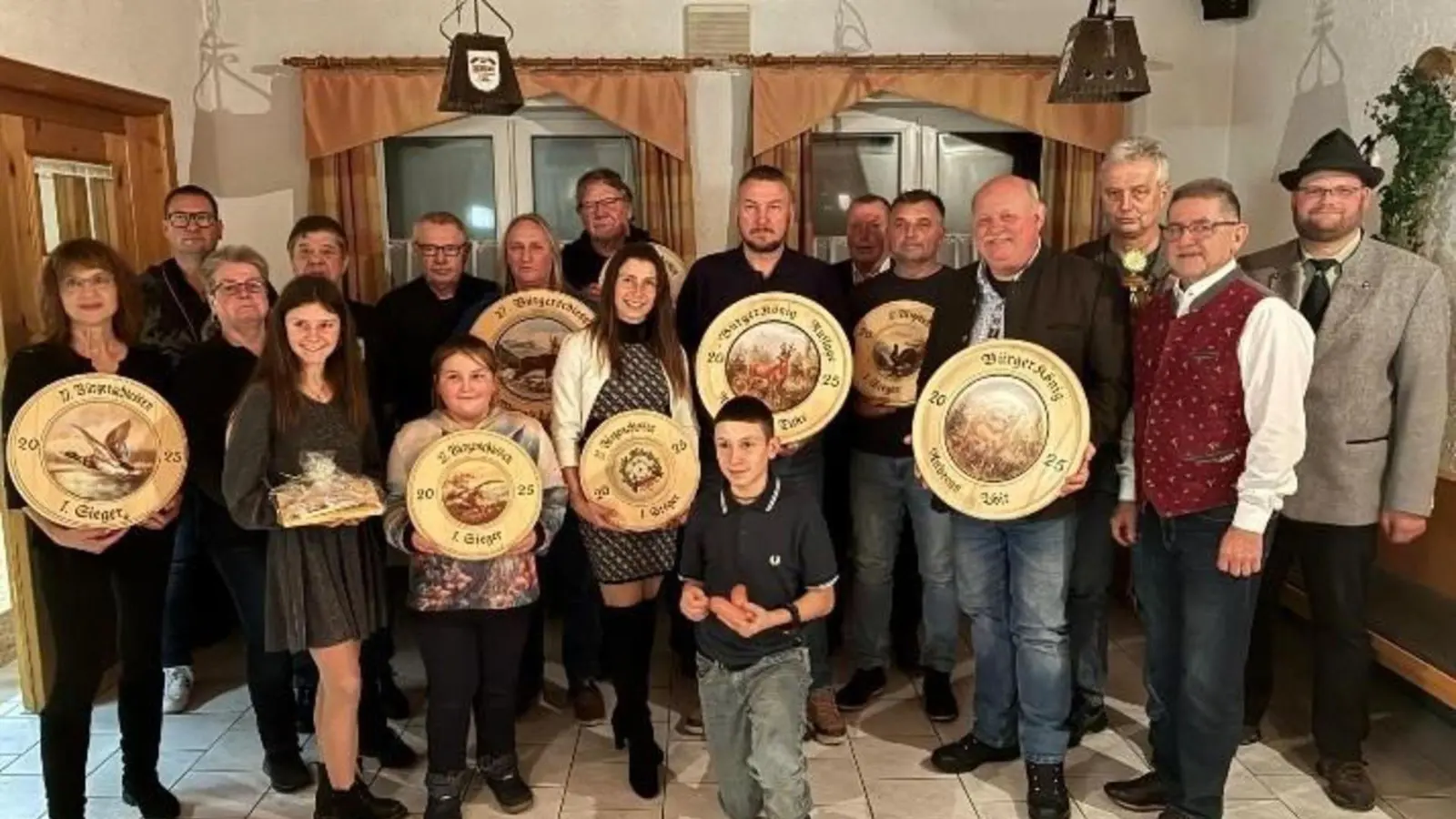 Rechts: Vorstand Matthias Glaser, zweiter von rechts: Bgm. Franz Tauber, 6. Von rechts: <br>Schießleiter und Jugendleiter Hans-Jürgen Hautmann. (Bild: Richard Ehlich )