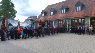 Am Florianstag versammelten sich nach dem Festgottesdienst die sieben Wehren der Großgemeinde Vilseck am Feuerwehrhaus und feierten danach bis in die Abendstunden ein fröhliches Fest. (Bild: Rosi Hasenstab)