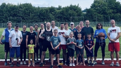 Die Teilnehmenden des Sportabzeichens. Im Hintergrund (Mitte) Prüfer Wolfgang Harris, der noch die Trainingsgeräte abbaut. (Bild: Christian Schießl)