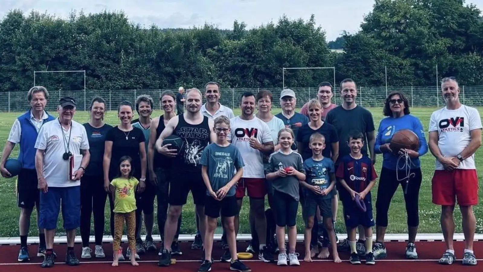 Die Teilnehmenden des Sportabzeichens. Im Hintergrund (Mitte) Prüfer Wolfgang Harris, der noch die Trainingsgeräte abbaut. (Bild: Christian Schießl)