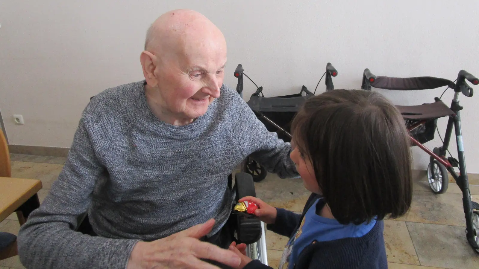 Auch die Männer aus dem Caritas-Altenheim Marienheim durften sich bei der Muttertagsfeier über kleine Geschenke von den Kindergartenkindern freuen (Bild: Daniela Donhauser)