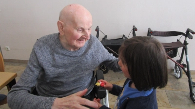 Auch die Männer aus dem Caritas-Altenheim Marienheim durften sich bei der Muttertagsfeier über kleine Geschenke von den Kindergartenkindern freuen (Bild: Daniela Donhauser)