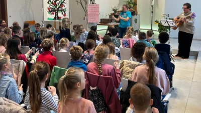 Voller Begeisterung sangen die Kinder bei den Bewegungsliedern mit (Bild: Gabi Ott)