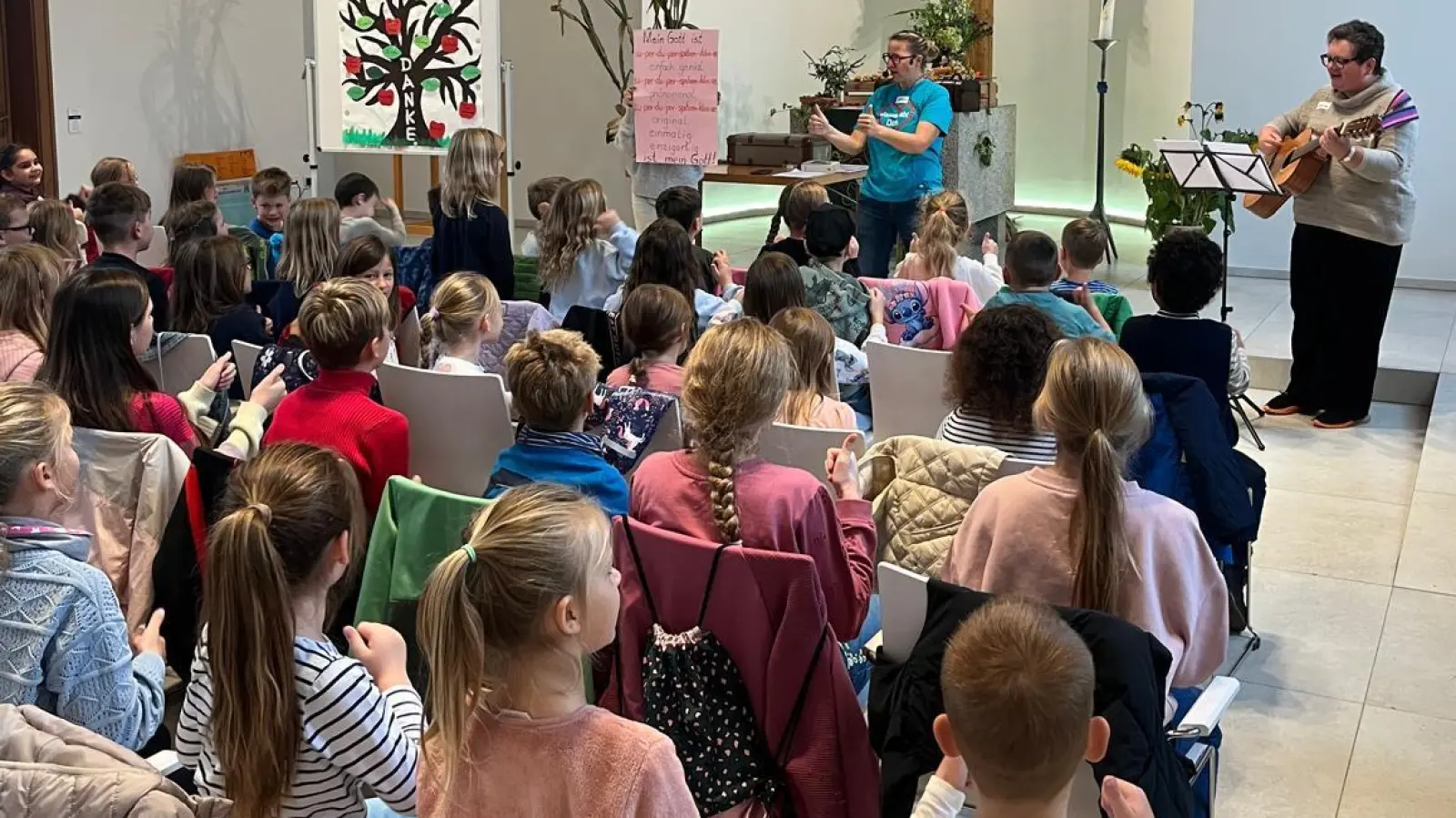 Voller Begeisterung sangen die Kinder bei den Bewegungsliedern mit (Bild: Gabi Ott)