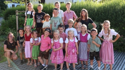 Zufriedene Gesichter des Adlholzer Kirwa-Nachwuchses. 18 junge Kirwamoidln und Kirwaburschen tanzen am Kirwasamstag den Baum aus. (Bild: Markus Rauscher)