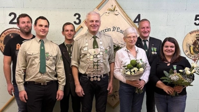 Sie sind die neuen Würdenträger beim Schützenverein D´ Lautrachtaler in Ransbach. Ihnen gratulierte Schützenmeister Matthias Sperl v.li. Daniel Kerschensteiner, Christoph Finn, Marco Sperl, Engelbert Lutter, Doris Jäger, Schützenmeister Matthias Sperl und Jessica Finn.  (Bild: Paul Böhm)