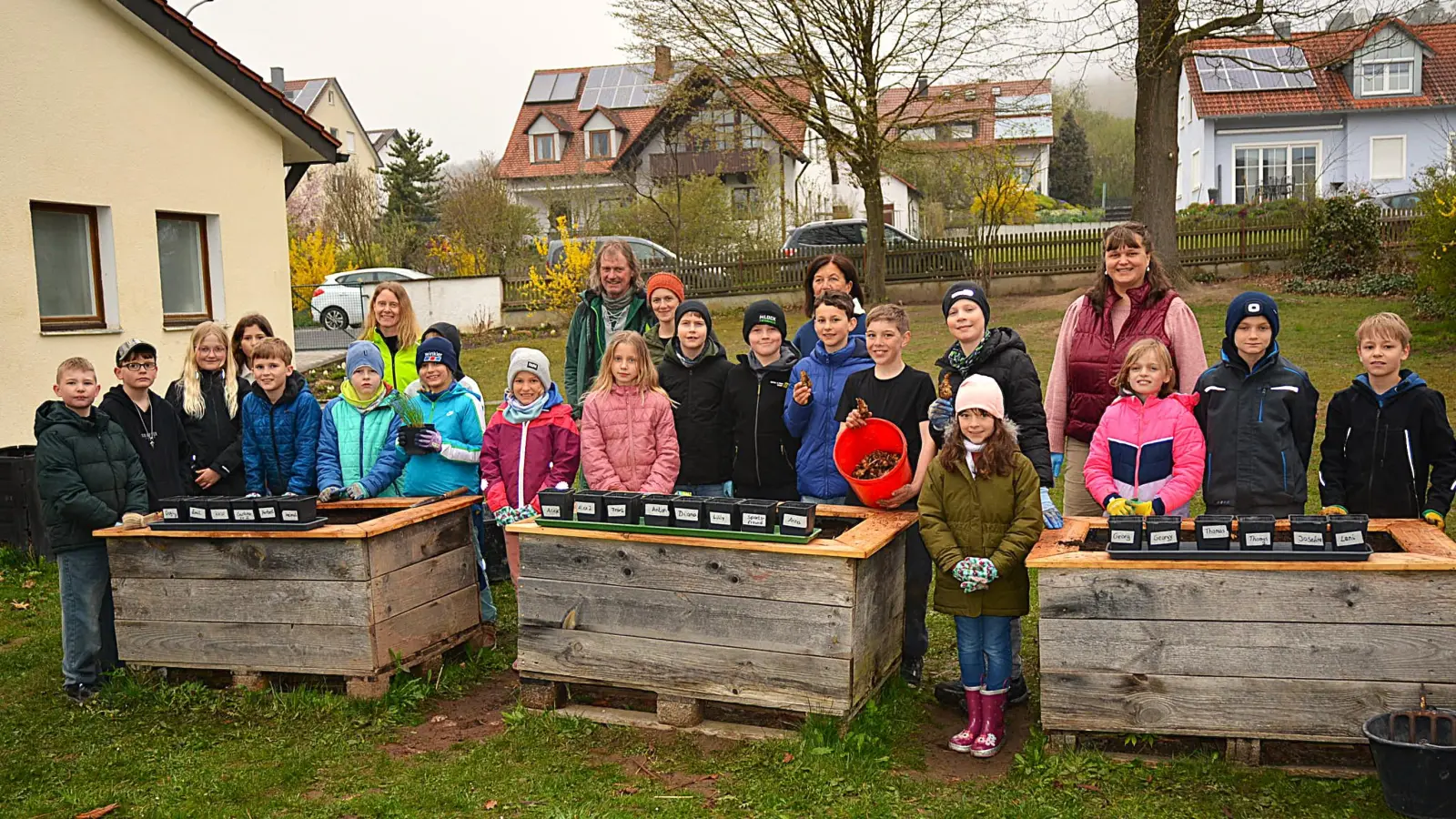 Unterricht im Schulgarten. Die Kinder zusammen mit von links hinten, Lehrerin Sophie Högl, Bernhard Meier, Judith Schreiber, Irmi Dolles und Tanja Schumann.  (Bild: Fritz Dietl)