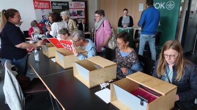 Der Demenz-Parcours von den Maltesern stellt die Nutzer vor knifflige Aufgaben.  (Bild: Helmut Kunz)