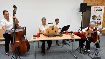 Die Musikgruppe Allerhand Saiten gestaltete den musikalischen Nachmittag der AWO Familienfeier (Bild: Michael Welnhofer)