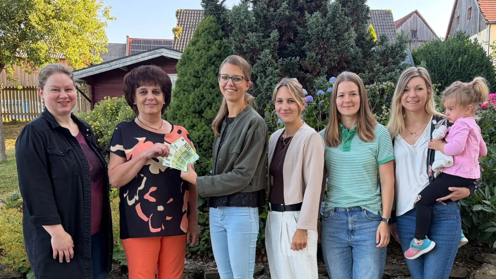 Elternbeirat übergibt Spende an das Kinderhaus der Tillenzwerge. (Bild: Tanja Saller)