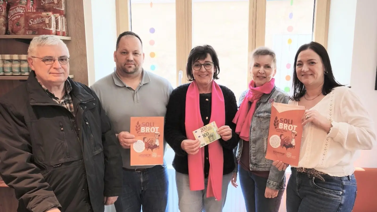 Von links: Pfarrer Eugen Wismeth, Bäckermeister Sebastian Wellnhofer, Monika Bösl, Lisa Bauer und Felicitas Wellnhofer bei der Spendenübergabe (Bild: Elisabeth Bauer)