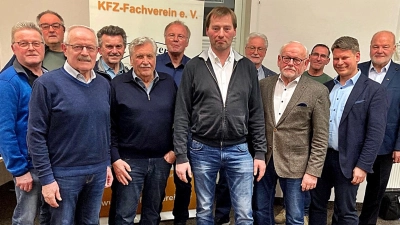 Neu gewählt hat der KFZ-Fachverein seine Vorstandschaft. Mike Robak aus Weiherhammer steht in der Mitte. (Bild: Herbert Hirmer)