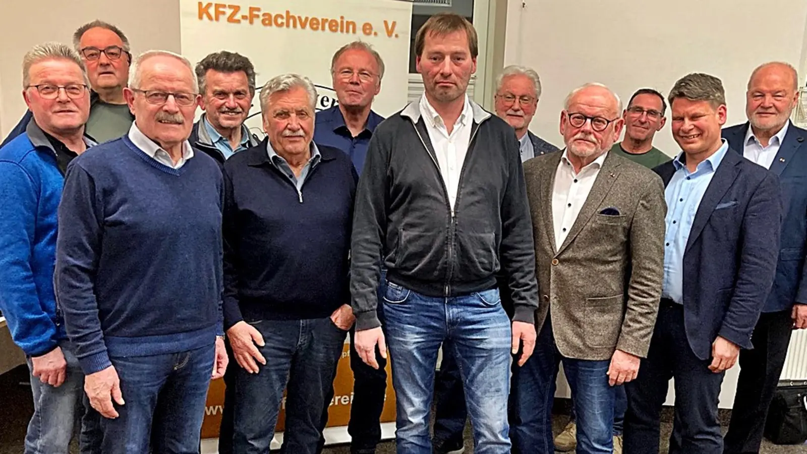 Neu gewählt hat der KFZ-Fachverein seine Vorstandschaft. Mike Robak aus Weiherhammer steht in der Mitte. (Bild: Herbert Hirmer)