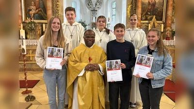 Die scheidenden Ministranten Hannah Preitschaft, Jonas Birner und Antonia Birner mit Pfarrer Moses Gudapati, sowie die neu gewählten Oberministranten Maximilian Preitschaft, Mathilda Ries und Paula Schwarz. (Bild: Ilona Maiwald )