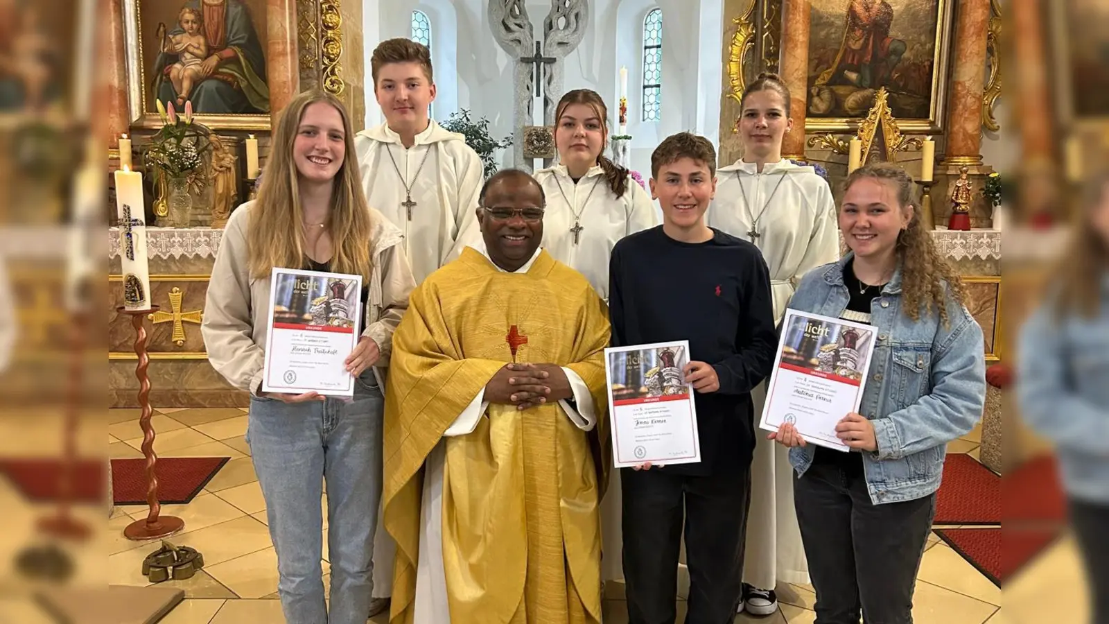 Die scheidenden Ministranten Hannah Preitschaft, Jonas Birner und Antonia Birner mit Pfarrer Moses Gudapati, sowie die neu gewählten Oberministranten Maximilian Preitschaft, Mathilda Ries und Paula Schwarz. (Bild: Ilona Maiwald )