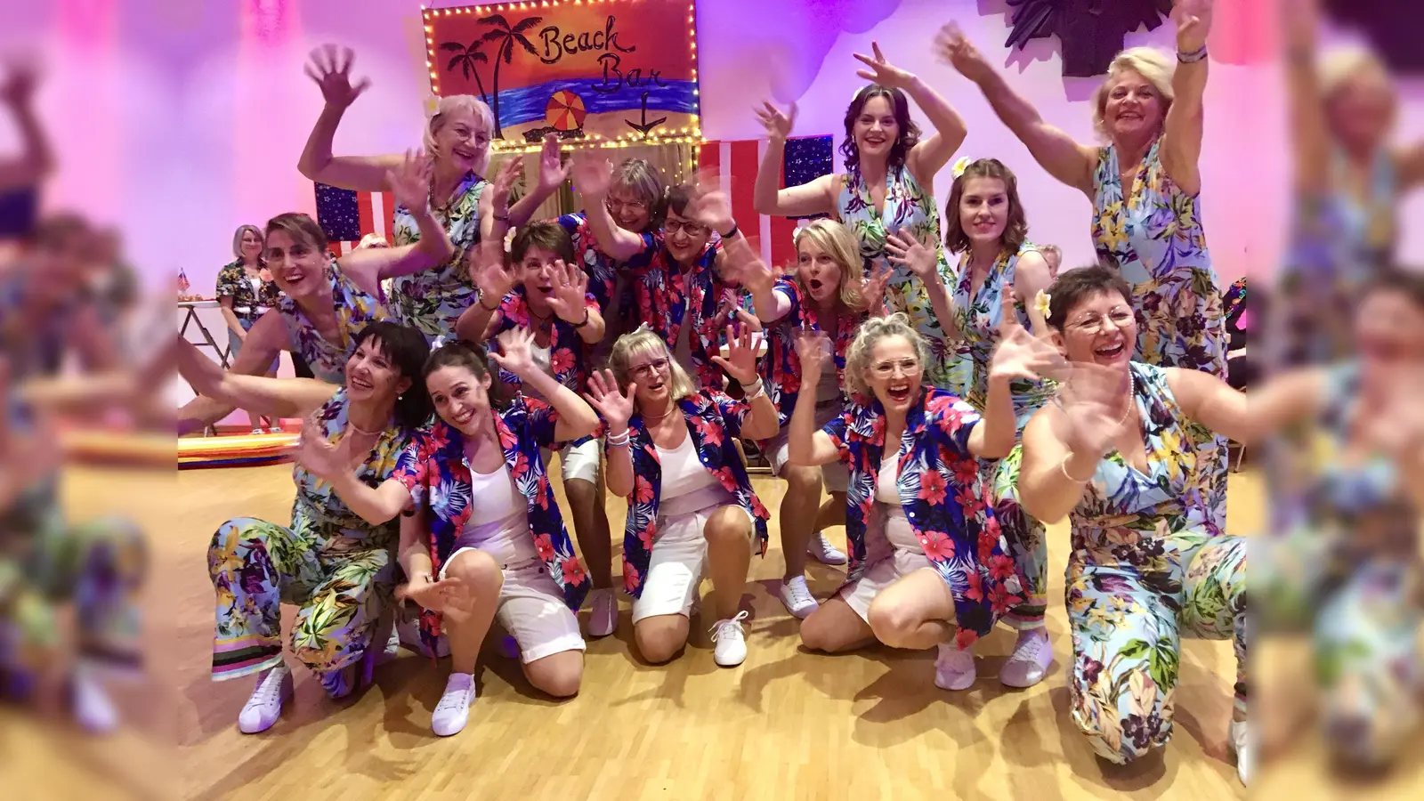 Die hochmotivierte Frauenbund-Tanz-Gruppe sorgte für nie enden wollende ausgelassene Stimmung. (Bild: Sabine Hayn)