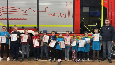Stolz und voller Freude präsentierten die „Feuerflitzer” ihr erstes Abzeichen und Urkunde. Dazu gratulierte Kommandant Christoph Wagner natürlich gerne. . (Bild: Siegfried Bock)