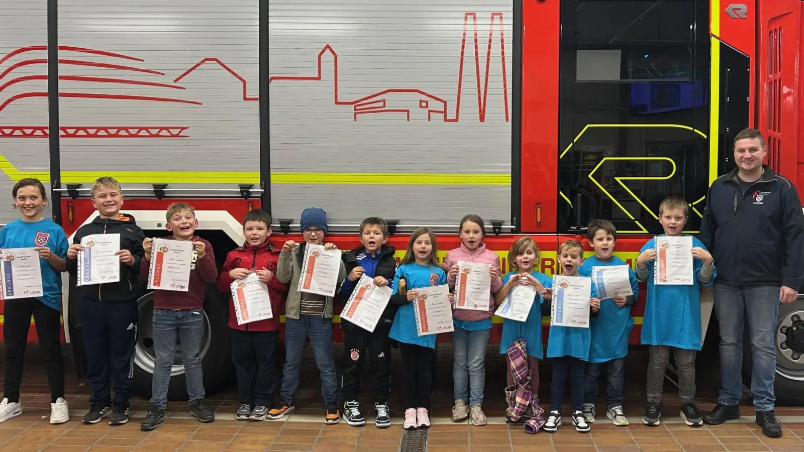Stolz und voller Freude präsentierten die „Feuerflitzer” ihr erstes Abzeichen und Urkunde. Dazu gratulierte Kommandant Christoph Wagner natürlich gerne. . (Bild: Siegfried Bock)
