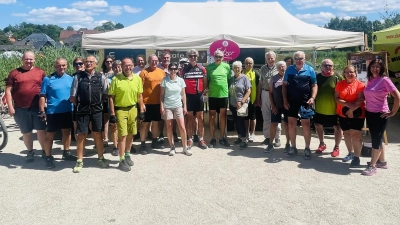 Am Stand der Tourist-Info Konnersreuth auf dem Gartenschaugelände „20 Jahre Gartenschau Marktredwitz“: Fahrradguide Richard Schiedeck (2. von links) mit den Teilnehmern der Radtour. Rechts außen: Michaela Günthner von der Tourist-Info Konnersreuth. (Bild: Melanie Wenisch)