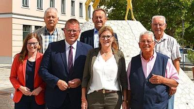 Bei der Besichtigung der Innenstadt konnte Bürgermeisterin Beate Dietrich, vorne 2. v. re. neben den beiden Abgeordneten Nicole Bäumler und Holger Grieshammer auch Armin Nentwig, vorne re. Reinhold Strobl, Richard Gaßner und Rudi Wild begrüßen. Von li. (Bild: Fritz Dietl)
