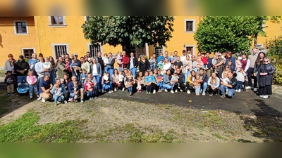 Die Familien genießen die Sonne.  (Bild: Martin Landgraf)