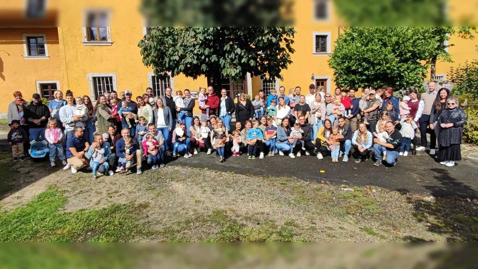 Die Familien genießen die Sonne.  (Bild: Martin Landgraf)
