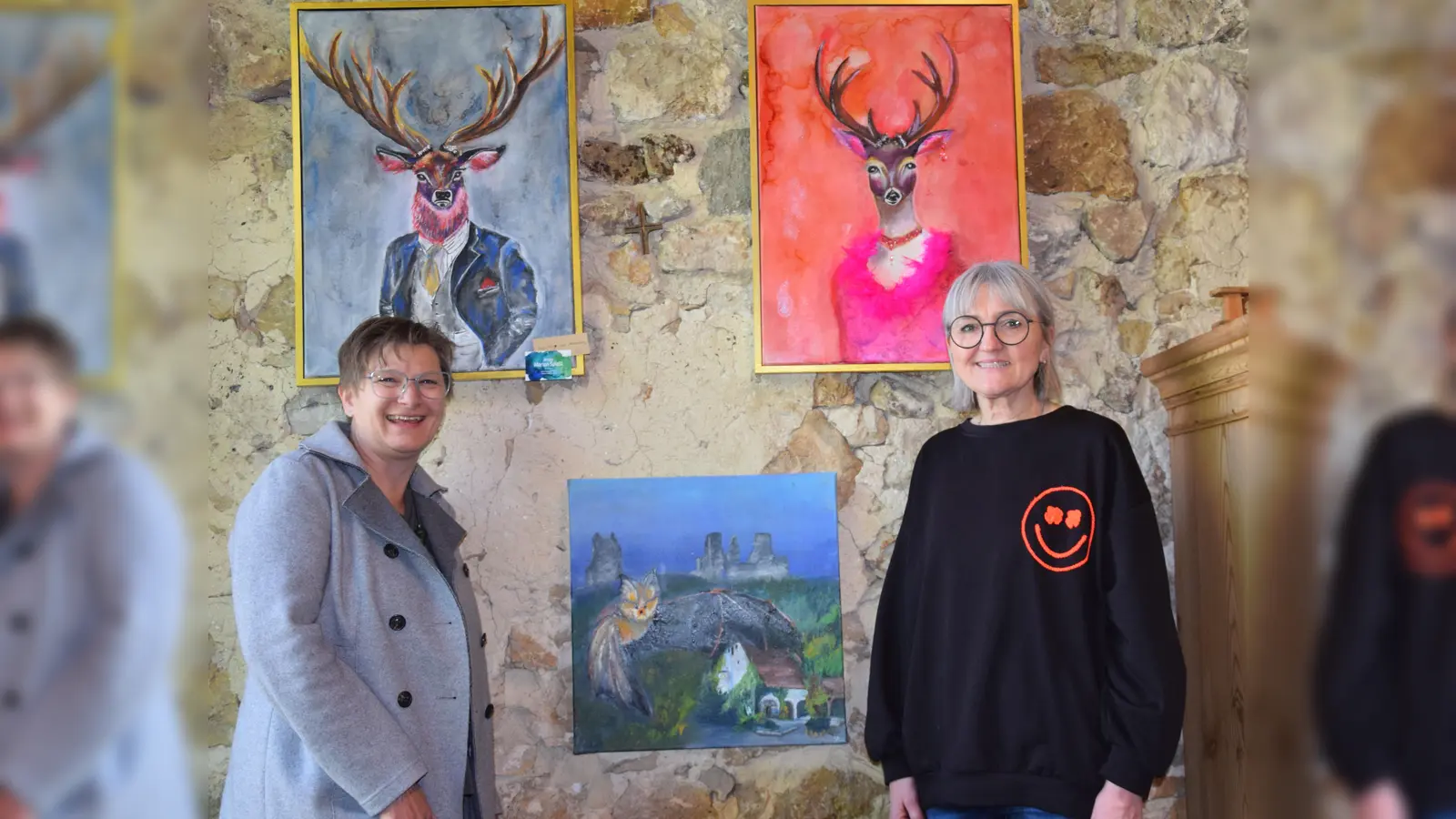 Derer von Hohenburg und die Wolperdinger Fledermaus runden die Ausstellung von Marion Spießl (links) in der Hammermühle ab. Rechts Beate Schaller. In den nächsten Wochen ist die Ausstellung dort zu sehen.  (Bild: Paul Böhm)