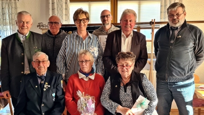 Zur Erinnerung stellte sich die neu gewählte Vorstandschaft der Kameradschaft Tschnischer Gruppen mit den Geehrten: Stehend von links Alois Lukas, Anton Wiesel, Sabine Zeidler, Hans Stöhr, Hans Forster, Günther Meßner. Sitzend von links: Josef Lang, Angelika Stöhr und Marika Kramer.  (Bild: Dieter Hirsch)