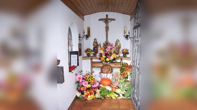 Immer wieder festlich geschmückt zum Erntedank präsentiert sich die St. Barbarakapelle am Siedlerdreieck Feuerhof.  (Bild: Anton Fenk)