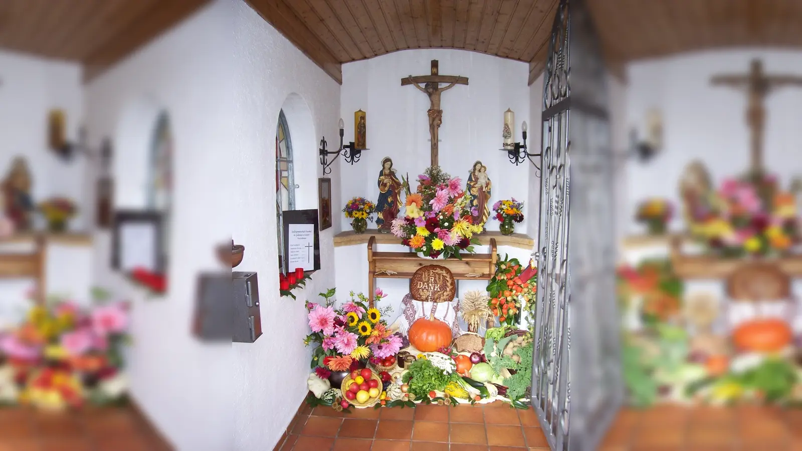 Immer wieder festlich geschmückt zum Erntedank präsentiert sich die St. Barbarakapelle am Siedlerdreieck Feuerhof.  (Bild: Anton Fenk)