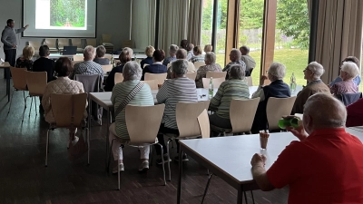 Vorne links Pfarrvikar Pater John Jumatatu Mathias Massawe bei seinem Vortrag über Afrika, im Pfarrheim in Hohenkemnath (Bild: Marion Baumer)