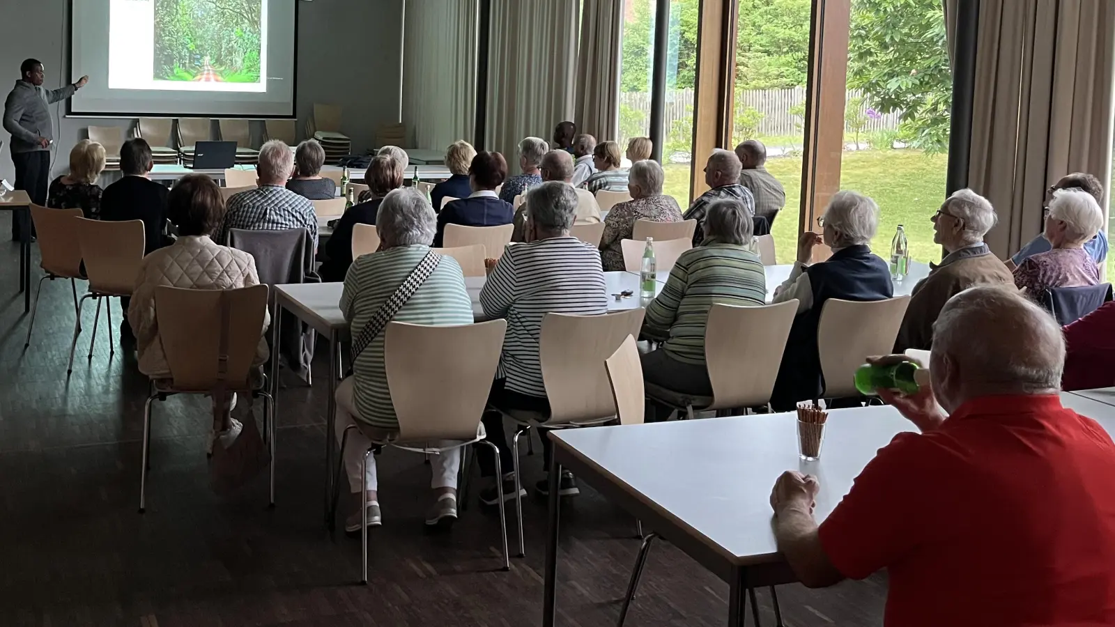 Vorne links Pfarrvikar Pater John Jumatatu Mathias Massawe bei seinem Vortrag über Afrika, im Pfarrheim in Hohenkemnath (Bild: Marion Baumer)