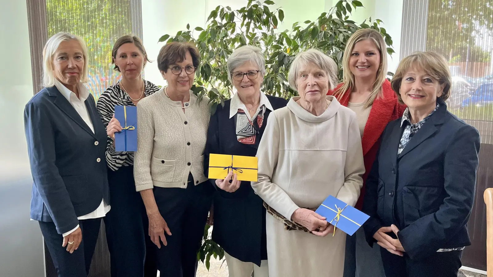 Setzen sich für soziale Projekte und Menschen in Not ein: Monika Galle (von rechts), Carolin Gradl, Dr. Renate Freuding-Spintler, Dr. Annemarie Schraml, Anna Preuß, Viola Vogelsang-Reichl und Ulrike Küblbeck.  (Bild: Christian Meyer         )