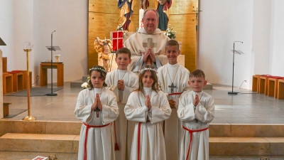 Die 5 Falkenberger Erstkommunionkinder gemeinsam mit Pfarrer Markus Nees (Bild: Jennifer Hankl)