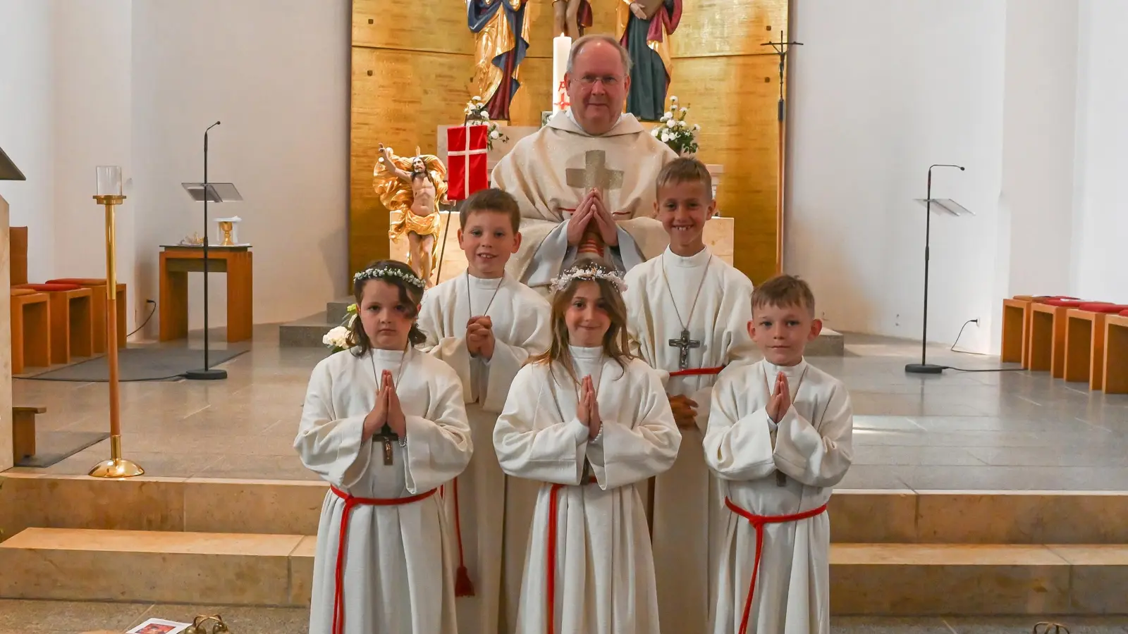 Die 5 Falkenberger Erstkommunionkinder gemeinsam mit Pfarrer Markus Nees (Bild: Jennifer Hankl)