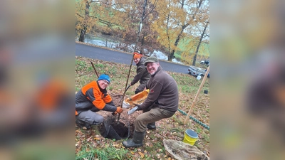 2. Vorsitzender Alexander Rosner (links) zusammen mit Stefan Schmitt und „Didi” beim Bäumepflanzen. (Bild: Michaela Hahn)