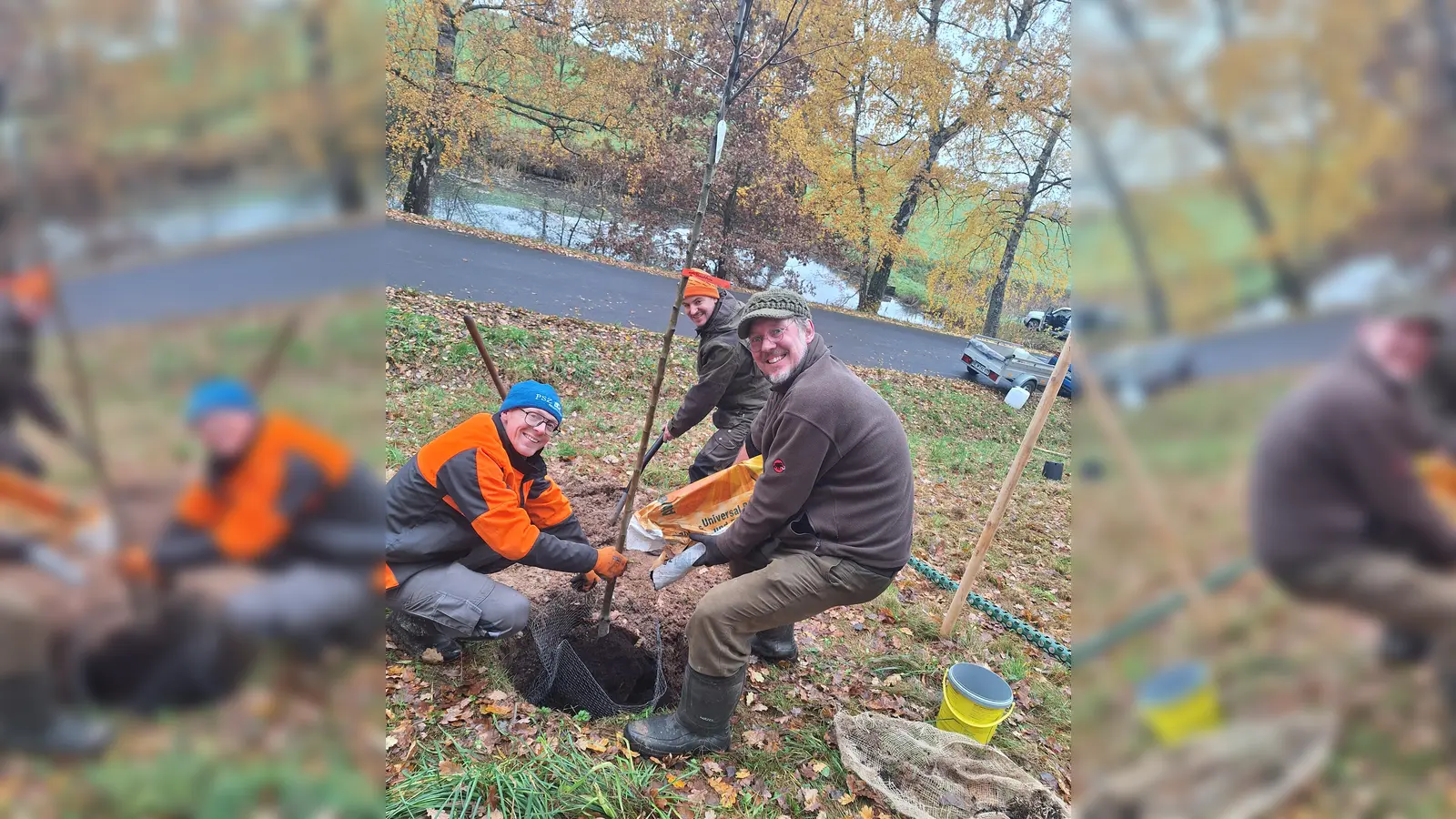 2. Vorsitzender Alexander Rosner (links) zusammen mit Stefan Schmitt und „Didi” beim Bäumepflanzen. (Bild: Michaela Hahn)