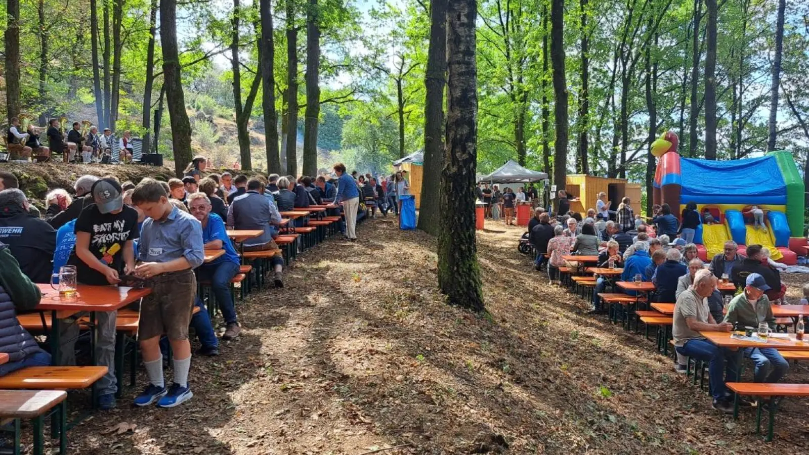 Die Besucher genossen die besondere Atmosphäre und ließen sich von der stimmungsvollen Kulisse begeistern.  (Bild: Bernhard Zimmet )