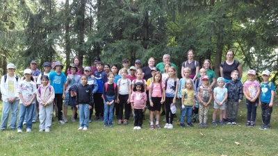 Viele Kinder unterwegs auf dem Abenteuerpfad (Bild: Buchner Katja)