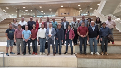 Die Gruppe der Freien Wähler um Landratskandidat Hubert Schicker (vorne, 5. v. links) mit Schulleiter Holger König (rechts) (Bild: Daniela Wild)