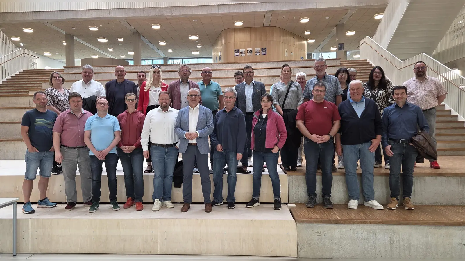 Die Gruppe der Freien Wähler um Landratskandidat Hubert Schicker (vorne, 5. v. links) mit Schulleiter Holger König (rechts) (Bild: Daniela Wild)