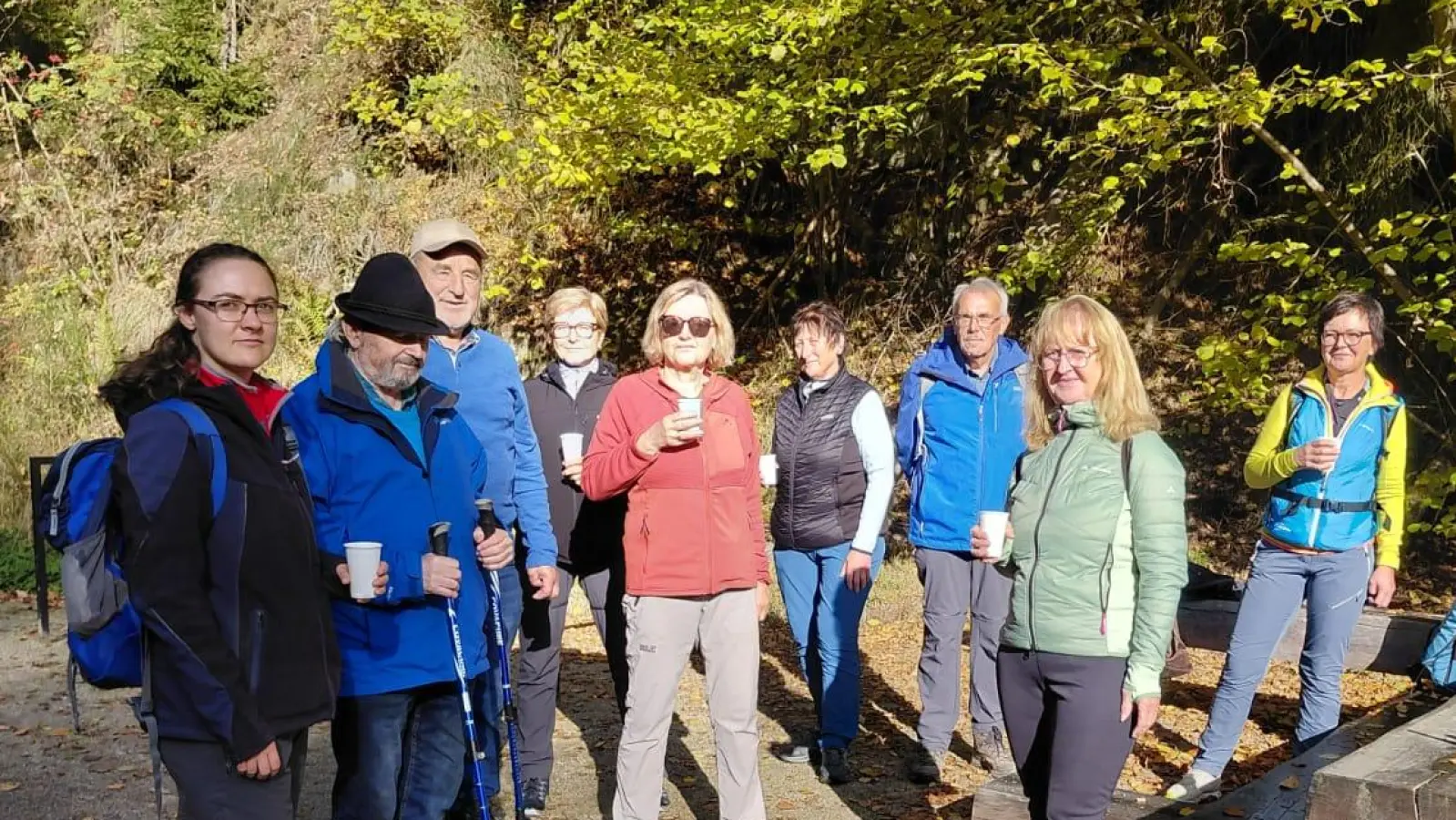 Genusswanderer des FGV Neusorg verabschieden das Wanderjahr mit Sekt und Sonnenschein. (Bild: Roswitha Schraml)