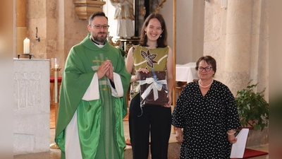 Pfarrer Johannes Arweck, pastorale Mitarbeiterin Carolin Streller, und Pfarrgemeinderatsvorsitzende Theresia Otterbein, bei der Übergabe des Abschiedgeschenkes (Bild: Karl Gerstenhöfer)
