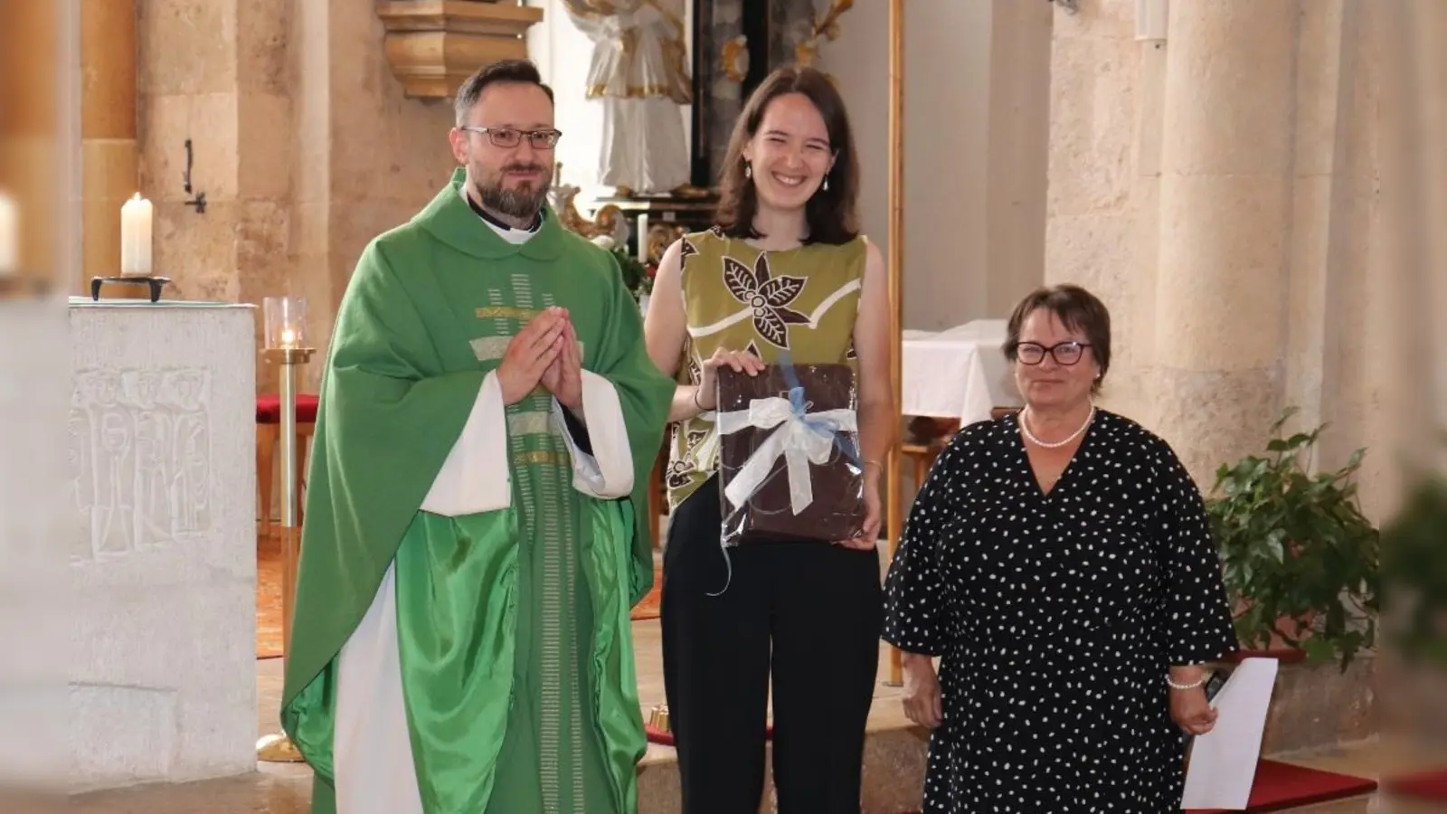 Pfarrer Johannes Arweck, pastorale Mitarbeiterin Carolin Streller, und Pfarrgemeinderatsvorsitzende Theresia Otterbein, bei der Übergabe des Abschiedgeschenkes (Bild: Karl Gerstenhöfer)