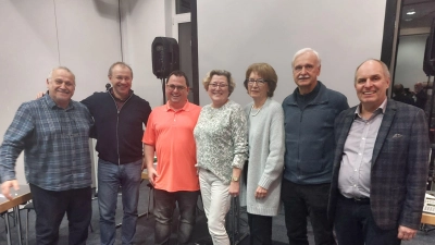 Siegerfoto von links nach rechts: Necati Altunay, Artur Osten , Norbert Stübinger, Christine Limmer, Barbara Eilmes, Dietmar Laukner, Präsident Karl Thumser. (Bild: Karl Thumser)