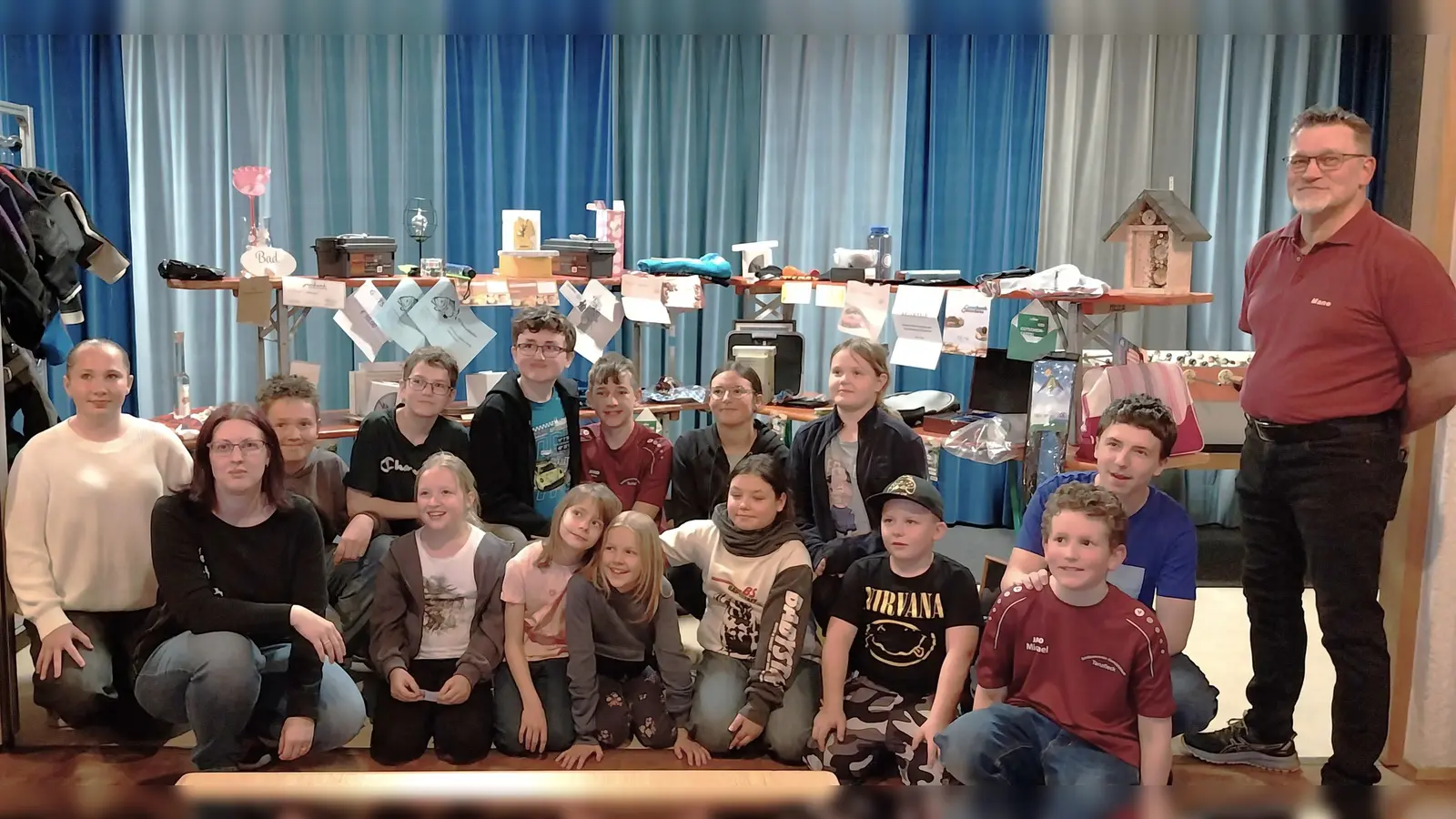 2. Jugendleiterin Sandra Ertl (2. v. l.) und 1. Schützenmeister Manfred Rauscher (re.) mit zahlreichen Jugendlichen, die gespannt auf die Preisverleihung warteten. (Bild: Karin Ertl)