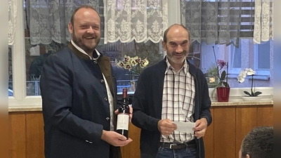 Geschenkübergabe von CSU Ortsvorsitzender Roland Rauch an Landrat Andreas Meier. (Bild: Paul Zaruba)