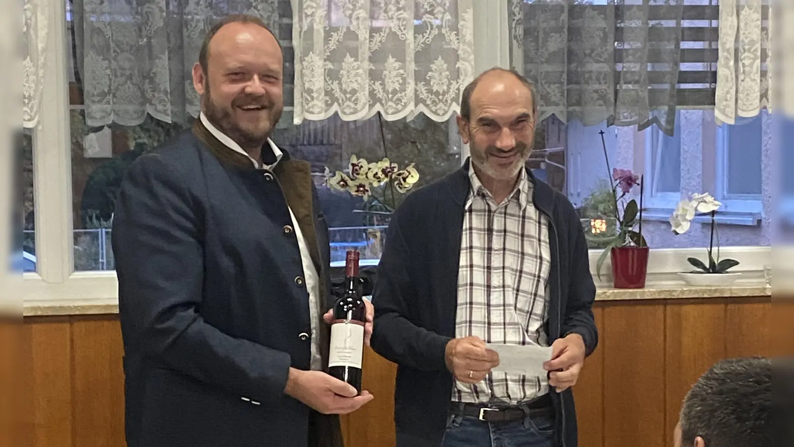 Geschenkübergabe von CSU Ortsvorsitzender Roland Rauch an Landrat Andreas Meier. (Bild: Paul Zaruba)