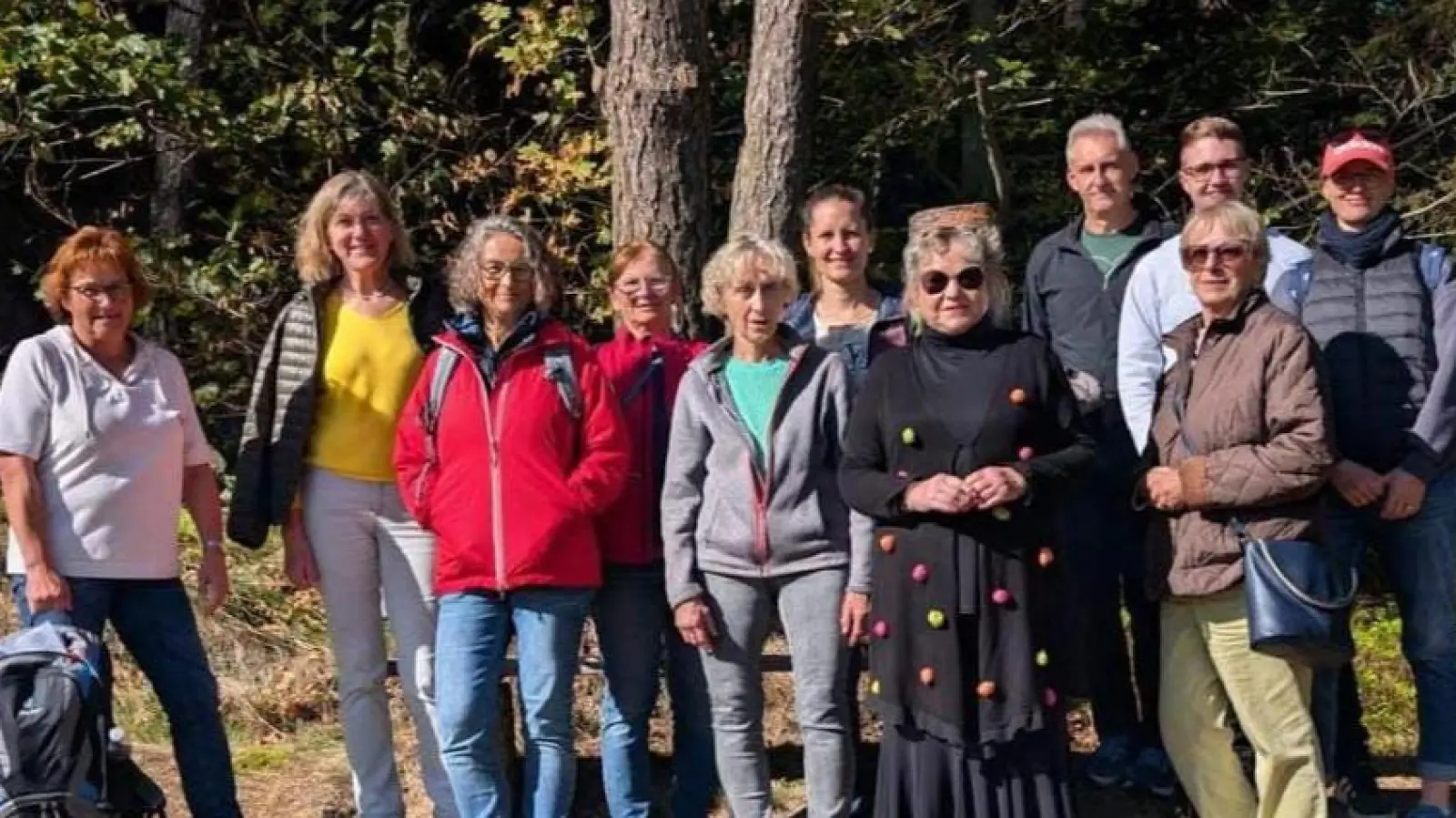 Unterwegs mit Bibel und Rucksack zur Burgruine Flossenbürg. (Bild: Michael Birkhan)