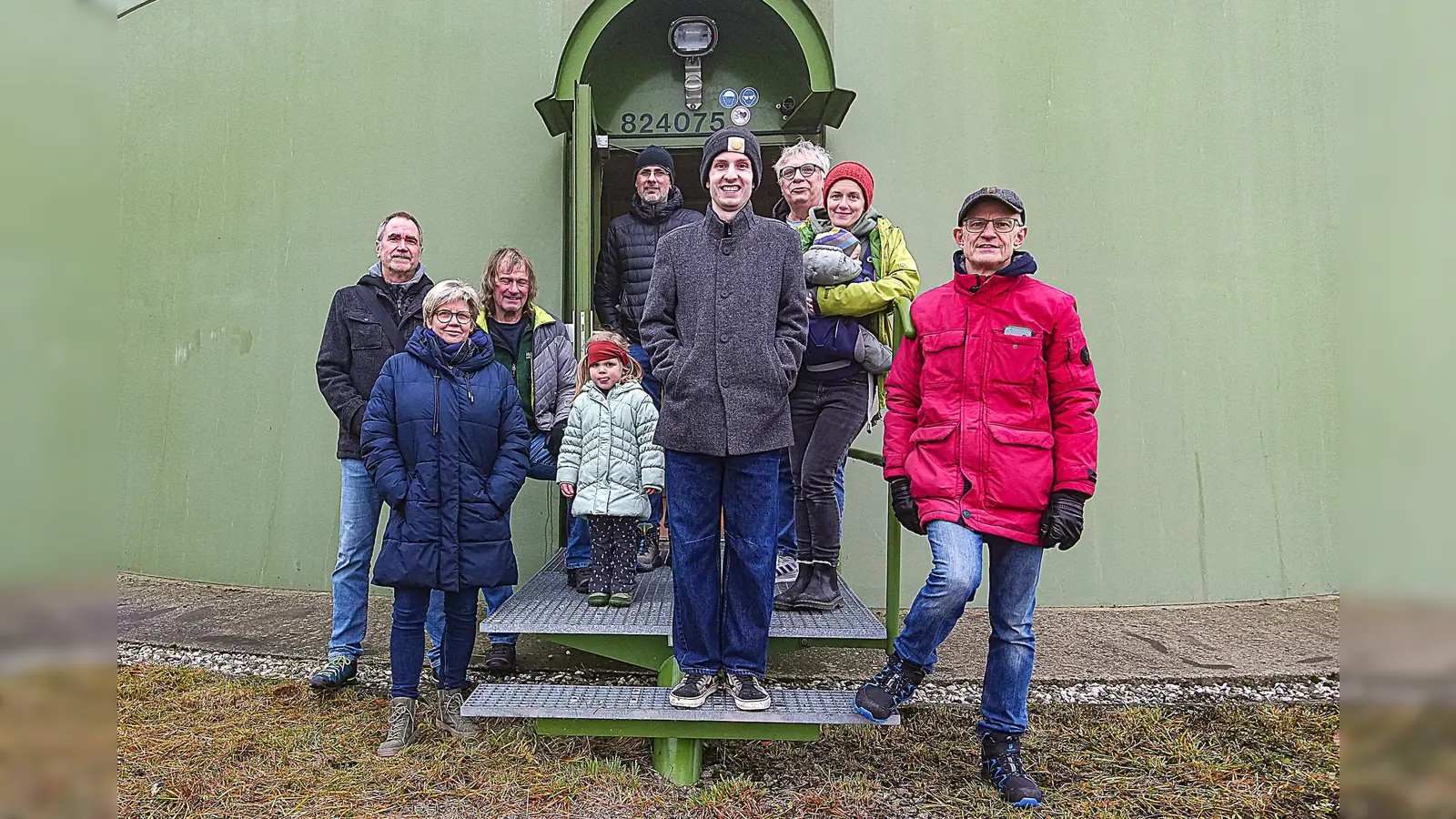 Einige der Teilnehmer der Besichtigung der Windkraftanlage in Witzlricht. (Bild: Fritz Dietl)